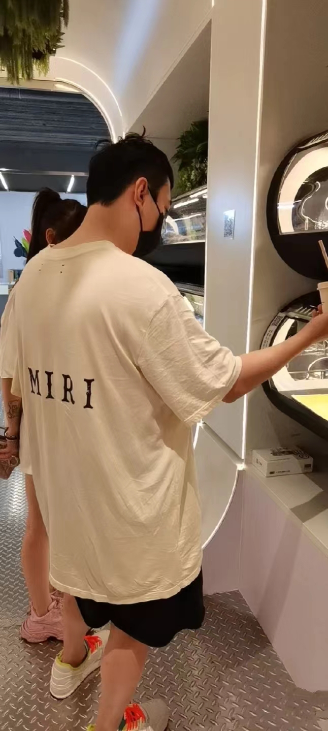 王思聪疑又换新女友!带美女网红逛宠物店,罕见被赞真人白净帅气