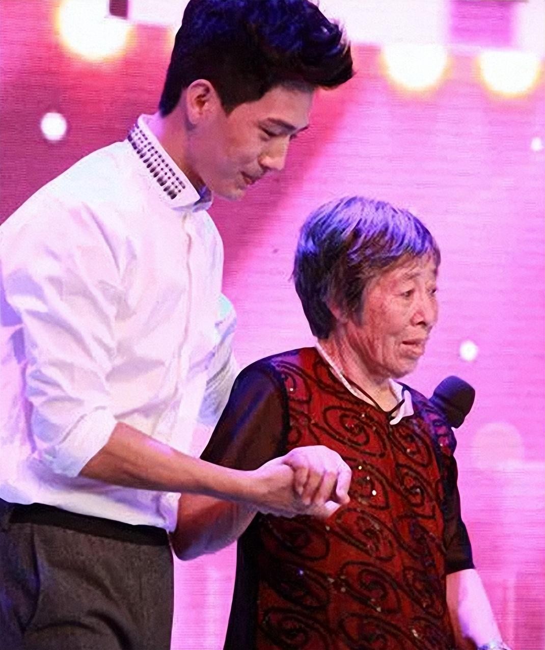 井柏然奶奶养大父母认亲视频,井柏然成为大明星后父母再来认亲