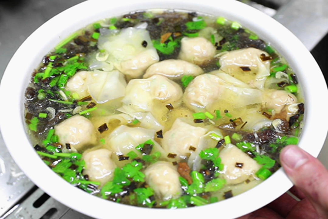 馄饨吃着像饺子?那是馅没调好!牢记“放1味加1油”,馅香汤又鲜