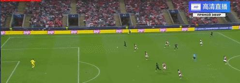 夜晚中绽放的烟花,足球烟花