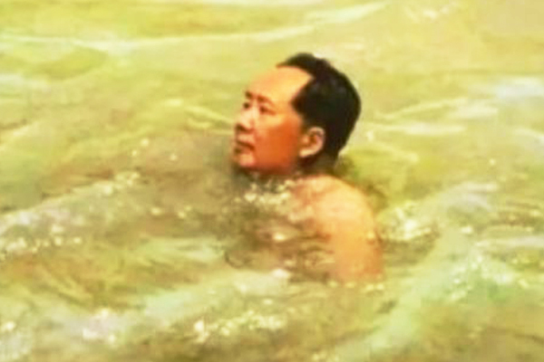 毛主席迎着7级台风下海游泳，随后写下《浪淘沙》，气势横绝古今