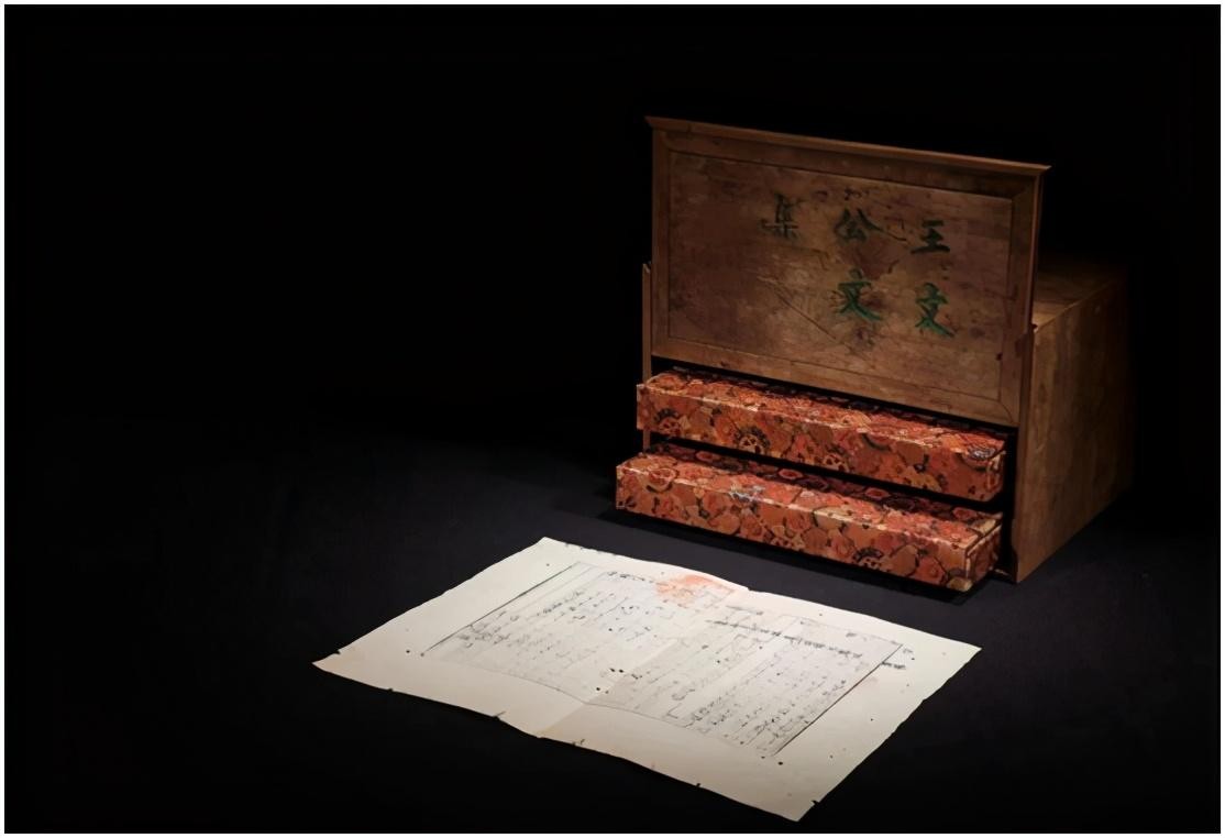 男子地摊卖书最后拍出天价,男子地摊花1万元买了一本古书