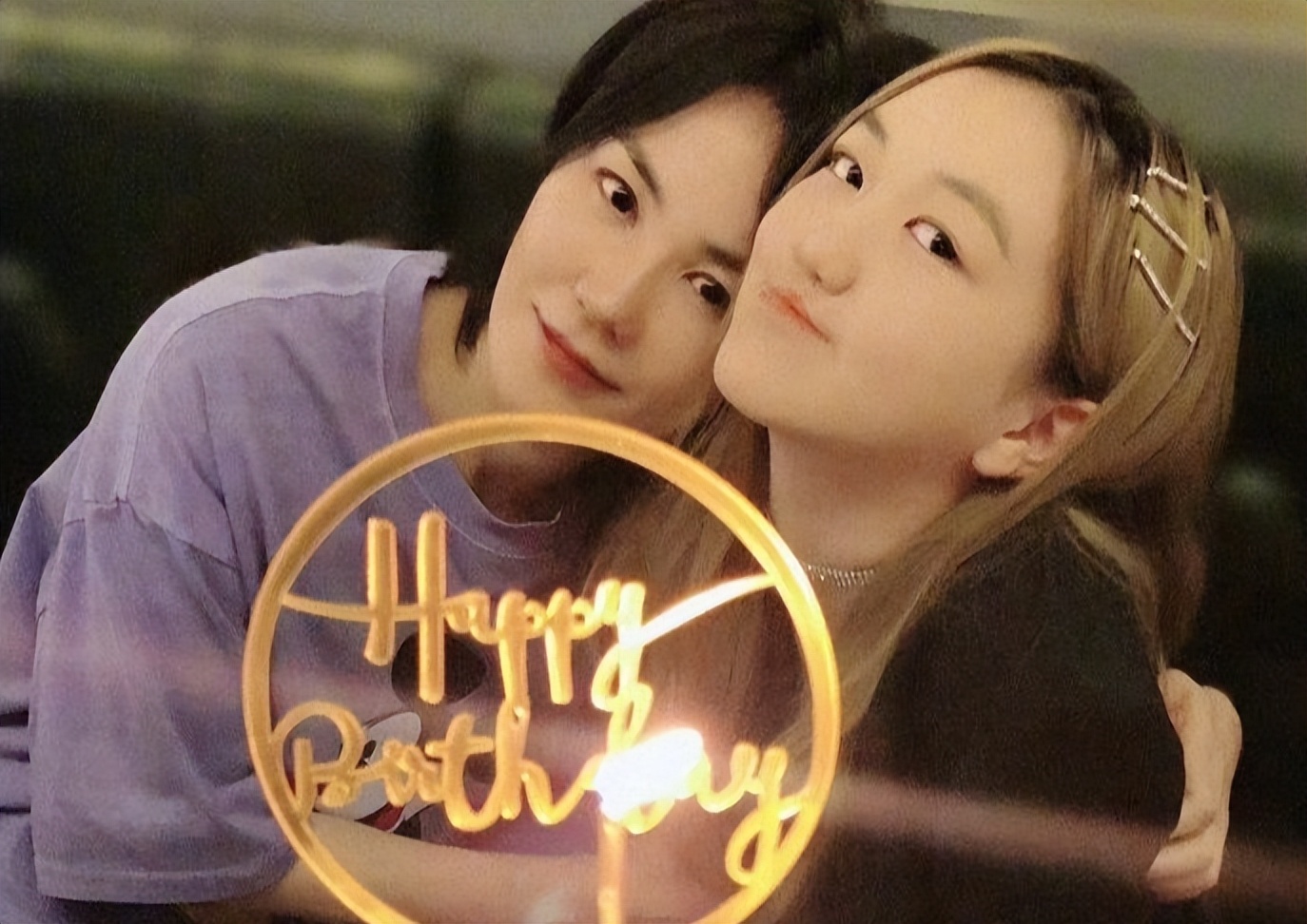 16岁李嫣现身瑞士超市，穿棒球服过季棉靴不如从前，疑生活变拮据