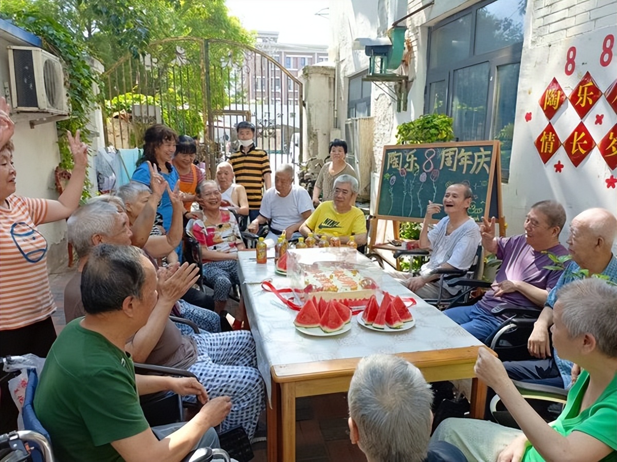 陶乐家养老丨共庆陶乐八周年，一碗生日面，情长岁安康