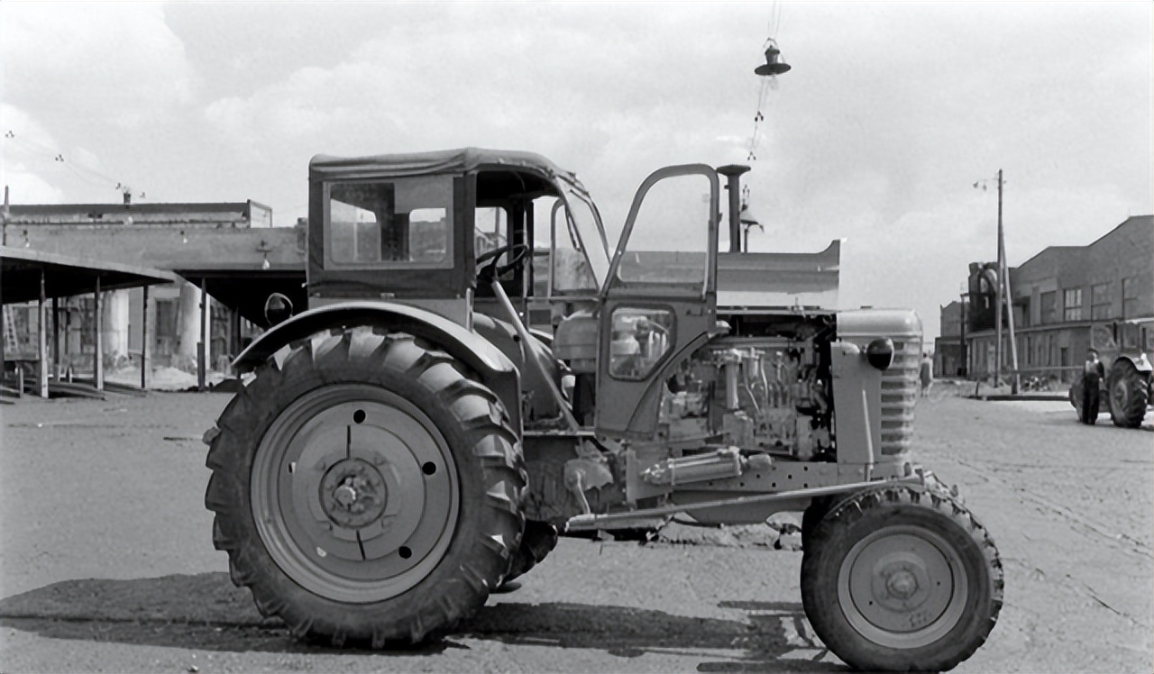 1966年烟台农民捡一绿色小瓶，10年后换回一辆拖拉机，今值6000万