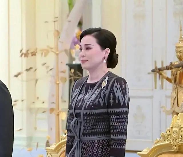 泰国王后浴袍风，蝴蝶结收腰，新颖款式却因颜色显老气