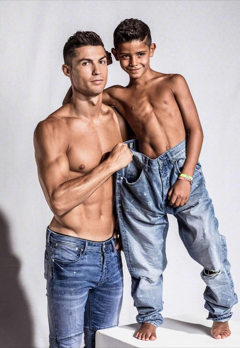 十二岁的c罗和迷你罗踢球,迷你罗对c罗的重要性