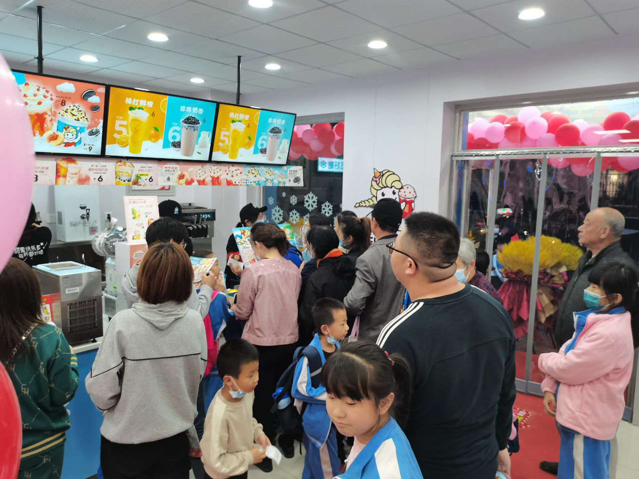 奶茶店是加盟好还是自己开好,奶茶店加盟费用大概是多少钱