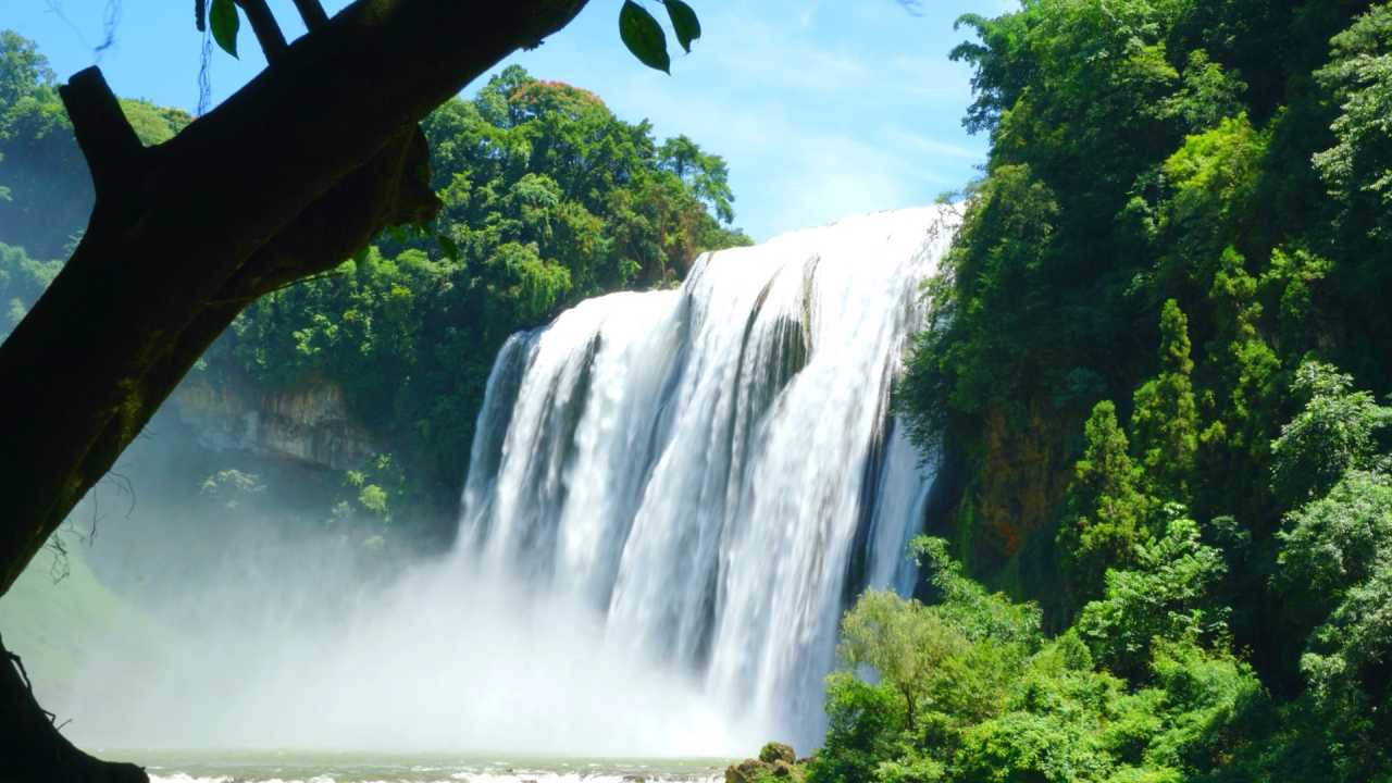 黄果树瀑布漫天扑面而来的水雾,黄果树瀑布4天旅游攻略