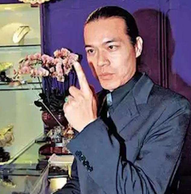 分手向前任讨要*裤内**,60岁公然出柜,“癫王”洪朝丰到底经历了啥