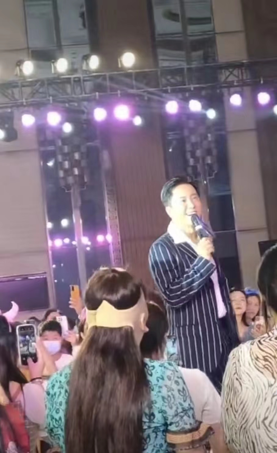 50岁的毛宁商演现场,53岁毛宁现身商演捞金