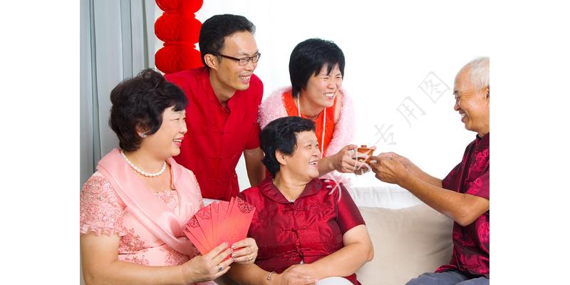 “姐，妈住院了，给5万”“你啥时候换妈了？我陪我妈逛街呢”