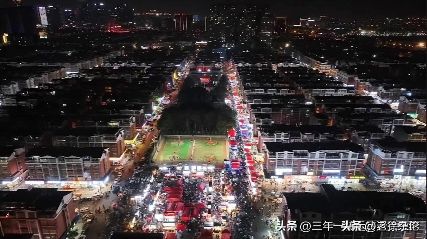 90后小伙摆摊月入过万上热搜,95后夫妻摆摊日入9000元