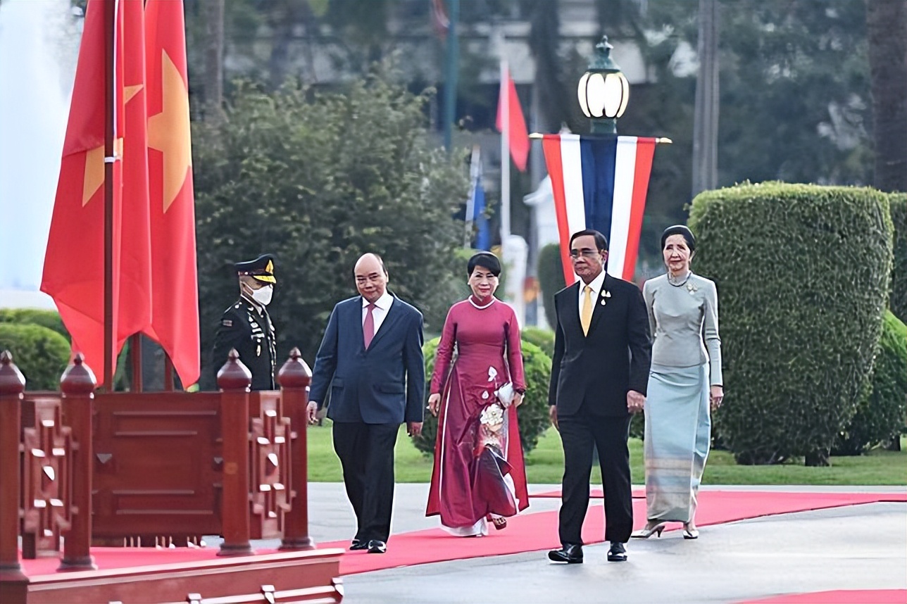 太太团穿什么衣服,日本和服vs旗袍