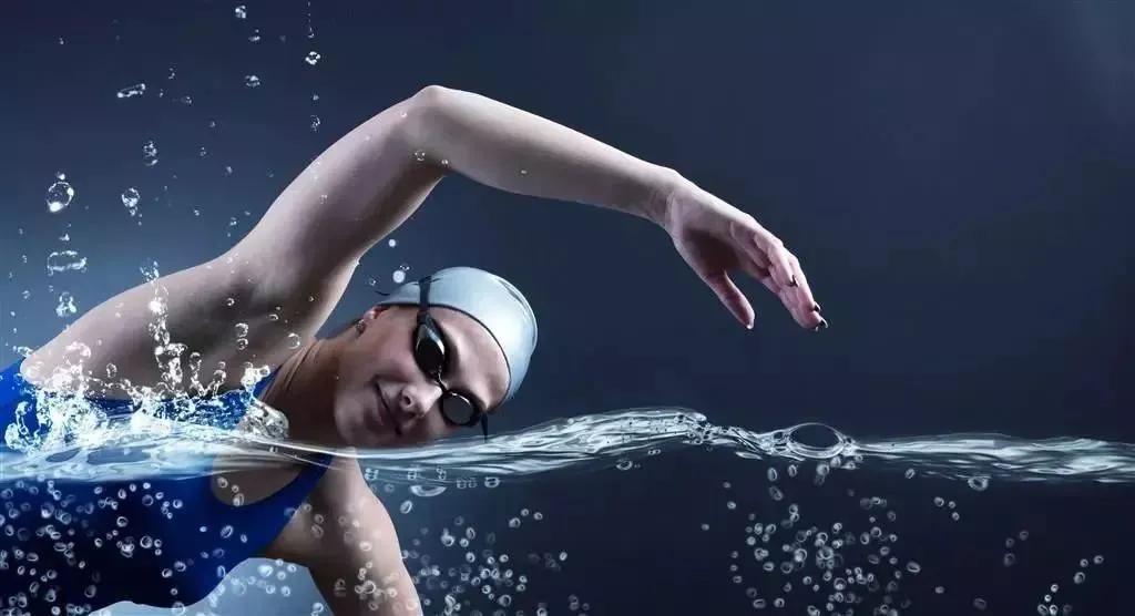 自由泳划手速度慢身体下沉,自由泳速度慢距离短什么原因