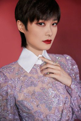 最有钱女明星刘亦菲,刘亦菲秀名贵翡翠大耳环