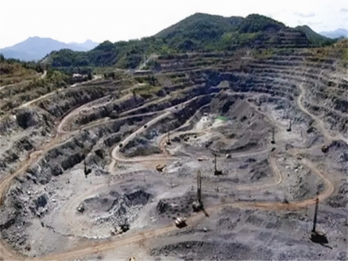 10年*疆新**惊现一种灰石头，毒性十分强烈，专家：这是一种稀有金属