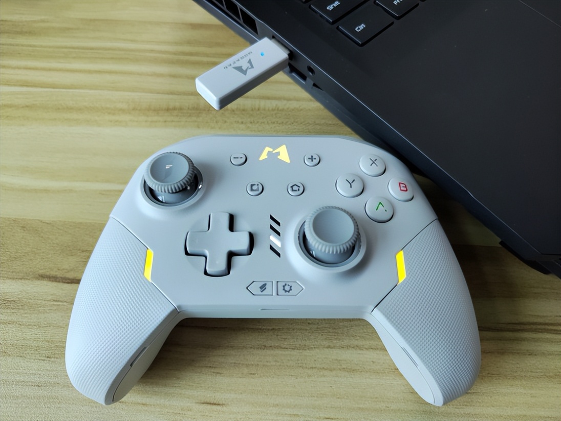 送男朋友游戏手柄方便携带,七夕送男朋友游戏手柄