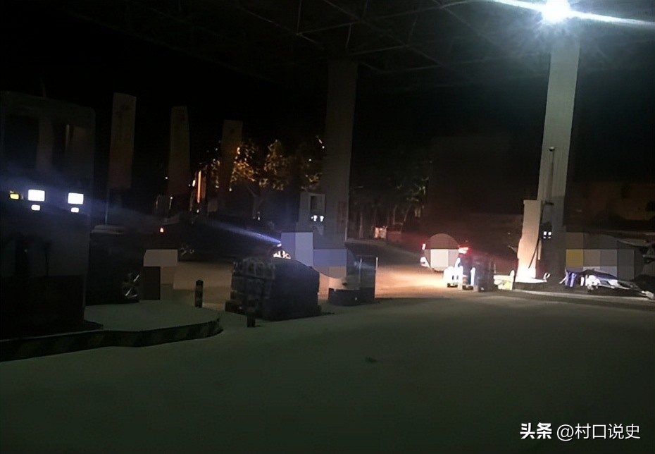 一伙人疑似拍摄色情虐待视频，男子见义勇为，协助警方将其拦停