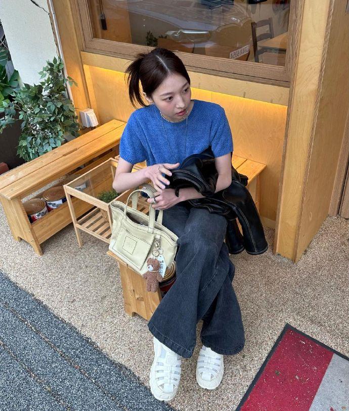 夏天穿蓝色一直很显白,夏天穿蓝色系穿搭