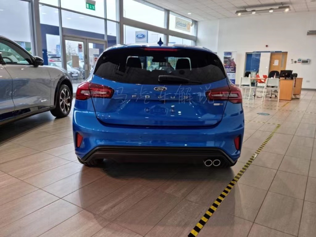 20201.5t福克斯两厢最高配,福克斯2020两厢锋潮版对比思域