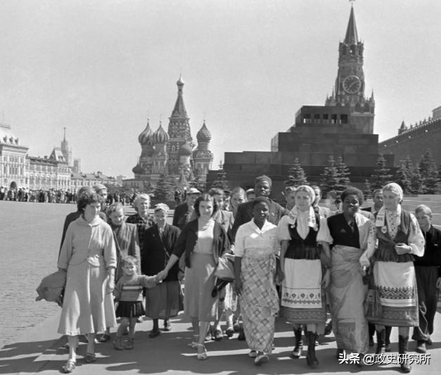 黑人留学生疯狂“*艳猎**”苏联女郎，遭苏联青年狂揍，引发黑人运动