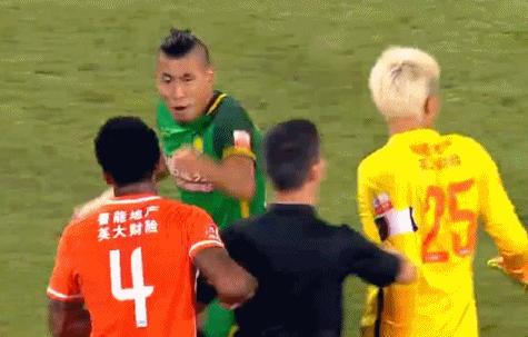 盘点足坛的搞笑迷惑瞬间,世界足球史上最搞笑的瞬间