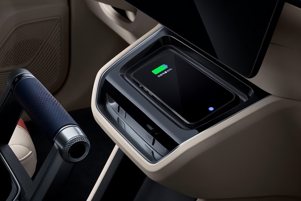 晚到却是“全球级”，扭转刚度3万牛米，连麦克风都是标配，22万