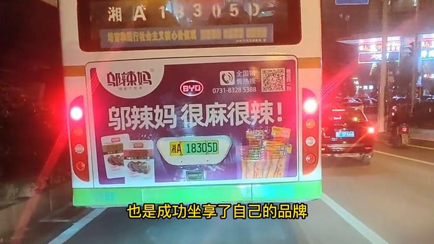 20岁富二代花几百万买法拉利，和女友逛街时遇到加代，醋意大动