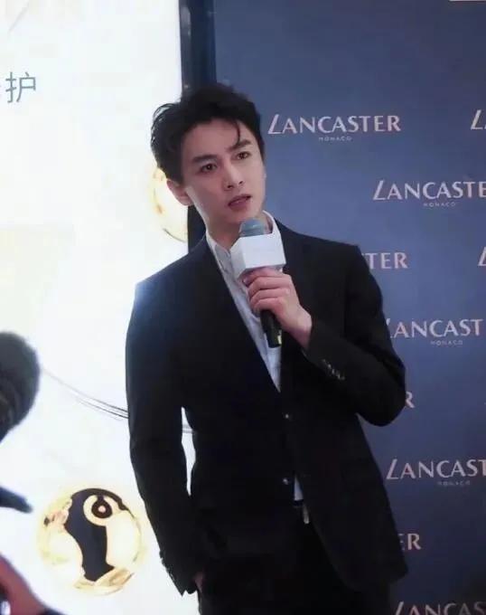 又土又浮夸，当男明星用上美颜滤镜，一个比一个怪异，太好笑了