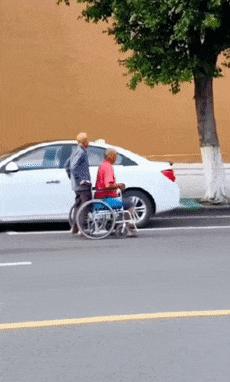 如何评价这个女主持人，主持了一半把*袜丝**脱了？