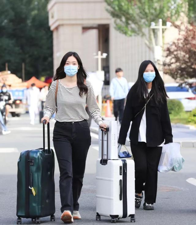 大一新生不适应寝室生活,大学宿舍条件太差可以走读吗