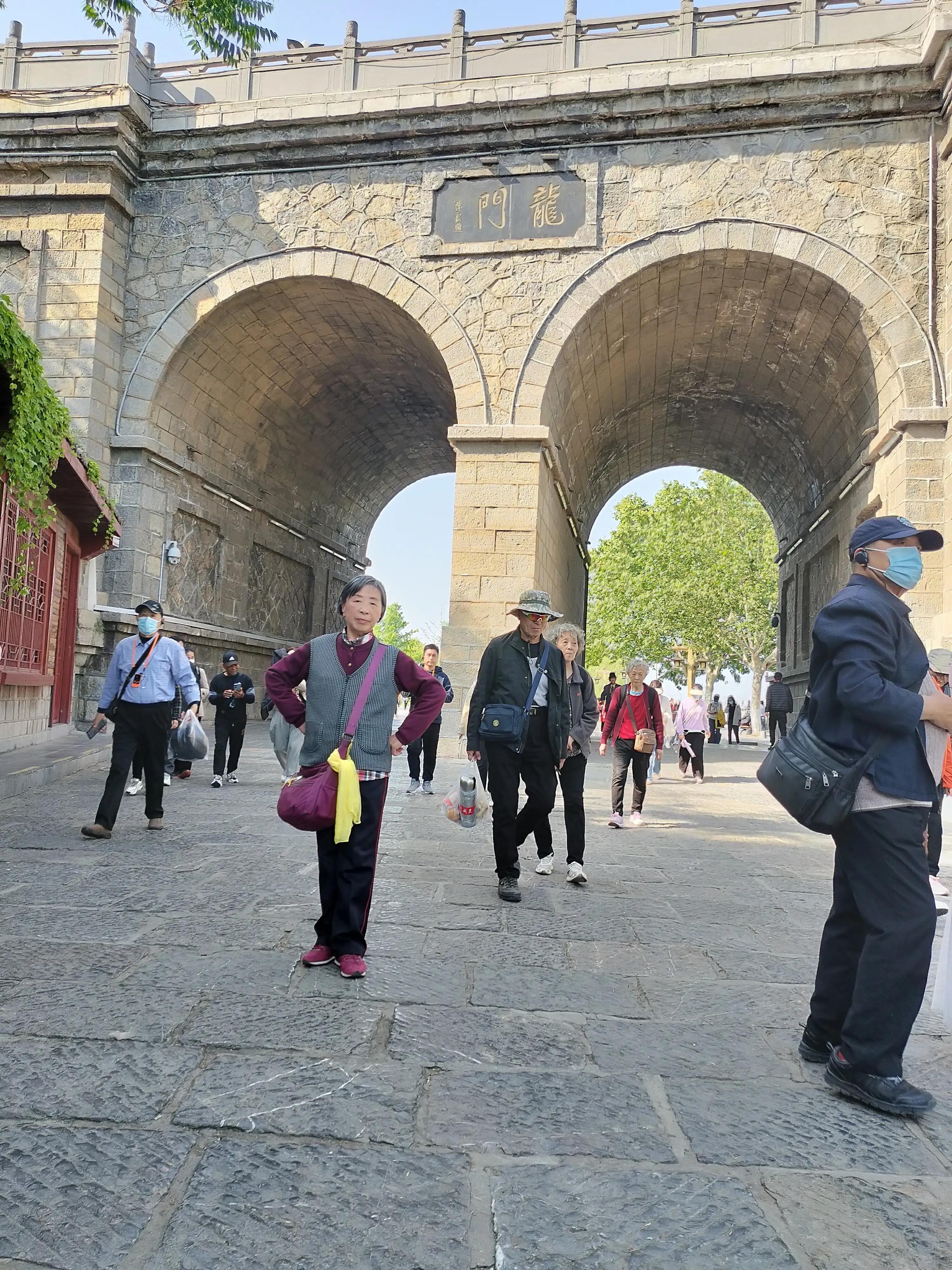 龙门石窟中国石刻艺术,龙门石窟被谁评为世界石刻最巅峰