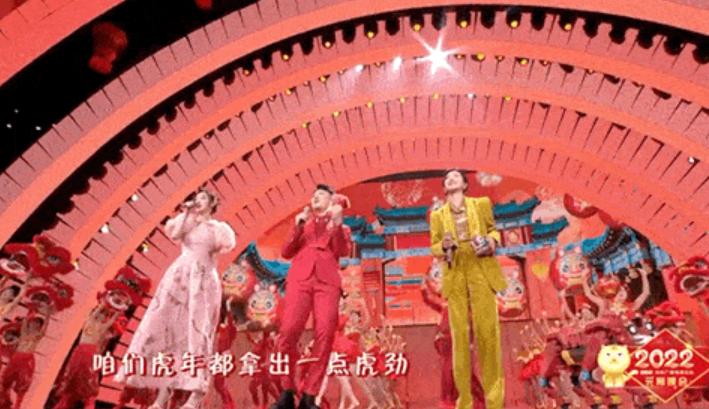 张小斐唱仰望星空致敬女足,元宵节春晚张小斐唱歌