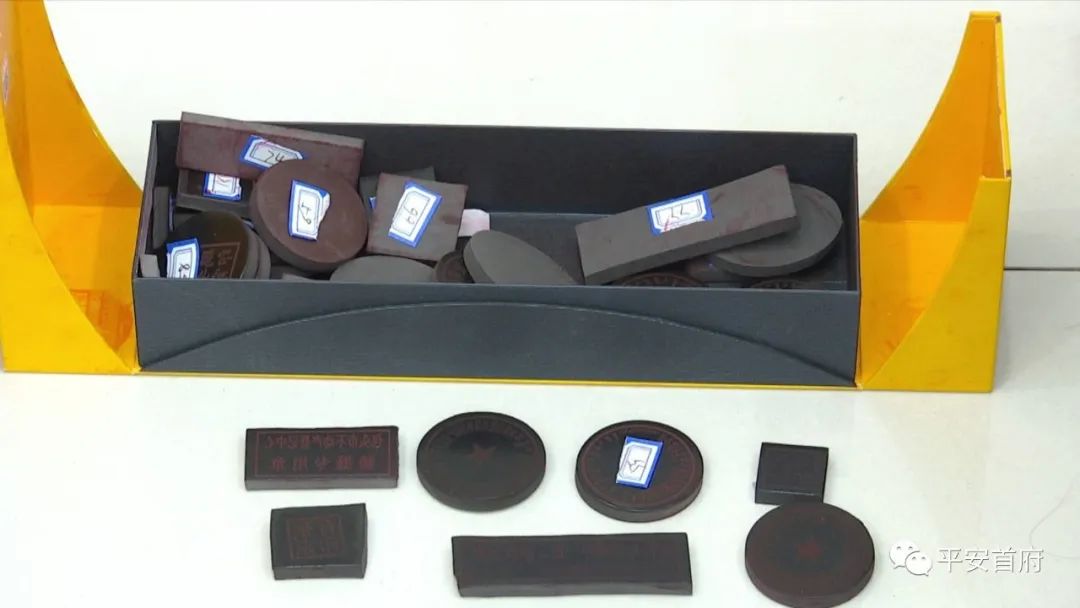 “家族式”制贩*证假**假章伪造的国家机关及企业事业单位印章三百余枚一家人全被抓