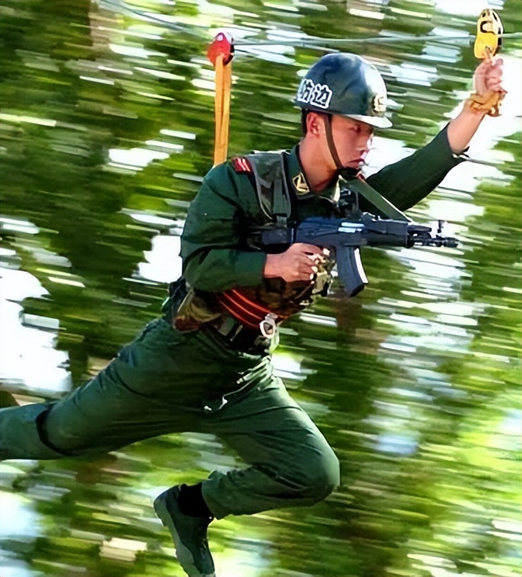 兵团新警,警用突击步枪与军用突击步枪