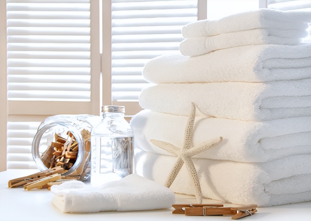 女子身上长虫医生拿镊子治疗,女子体内有蜱虫被医生拿镊子拔出