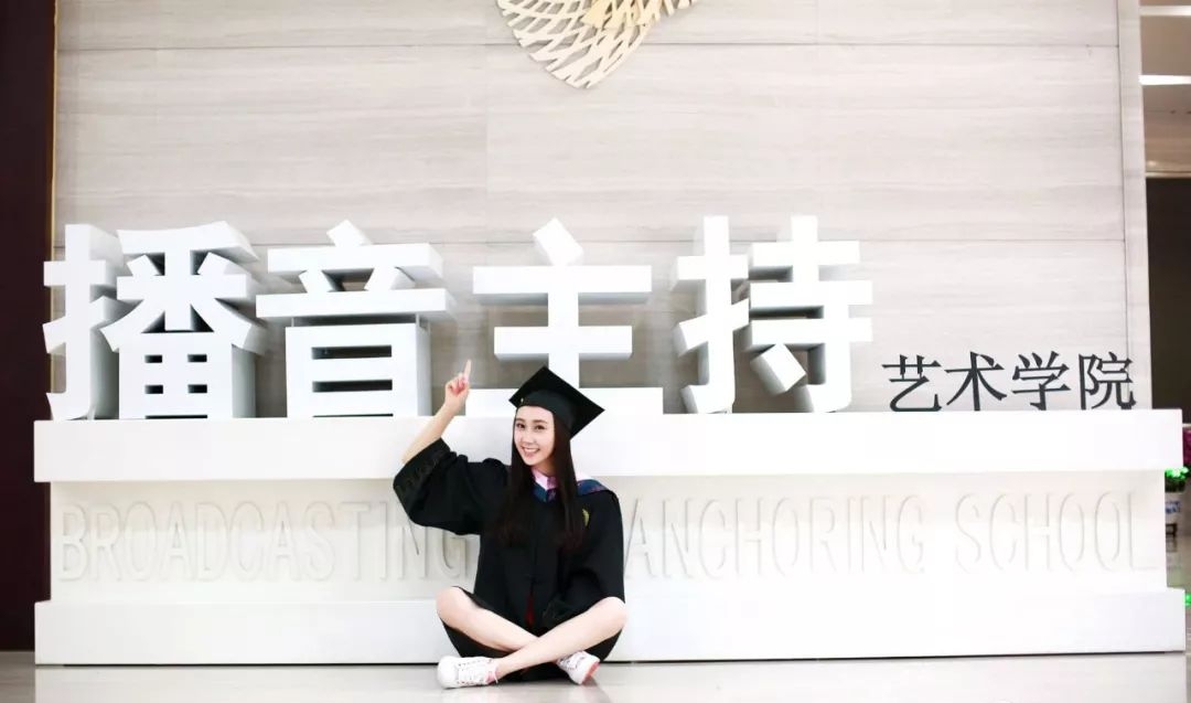 水均益29岁女儿当央视记者！精通4国语言，清华读研，颜值大逆袭