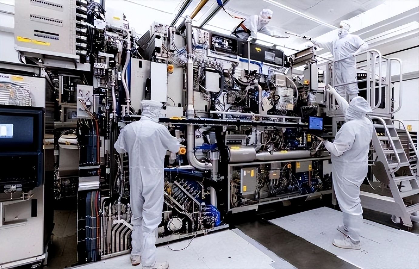 日本光刻机4500万，荷兰要价1亿美元还卖疯，为啥不能买日本的？