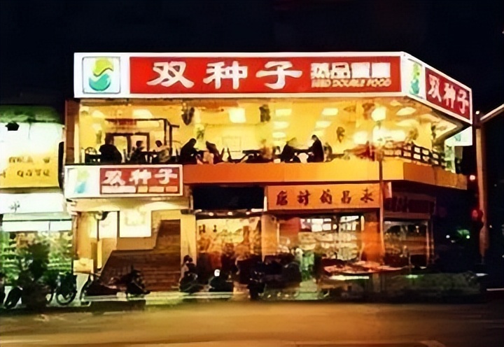 中快餐上市前夜：激烈“三国杀”