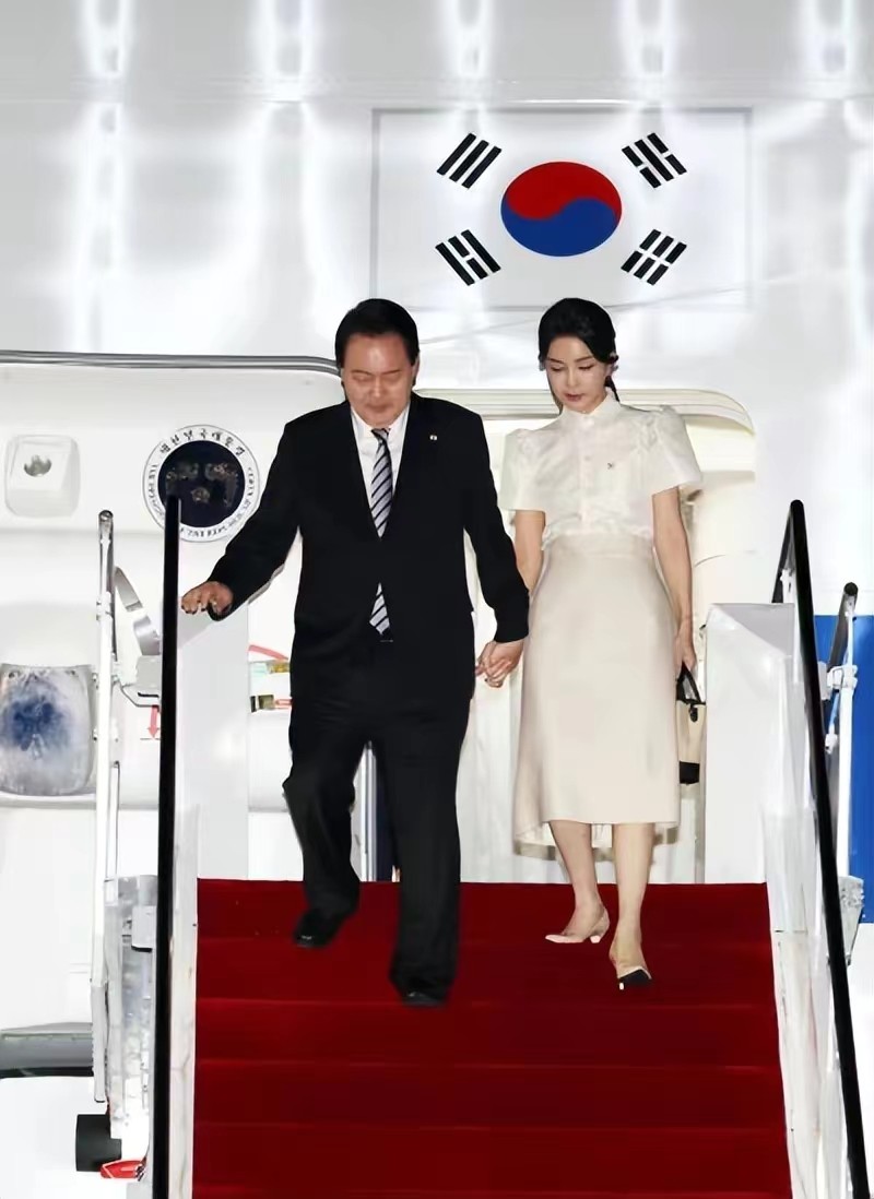 50岁韩国第一夫人抢印尼第一夫人风头,穿短袖走清纯风,嫩成少女