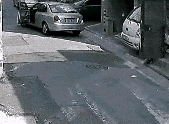 “老鼠贴粘到的，吃了不会犯法吧？”网友：争取死缓吧！哈哈哈