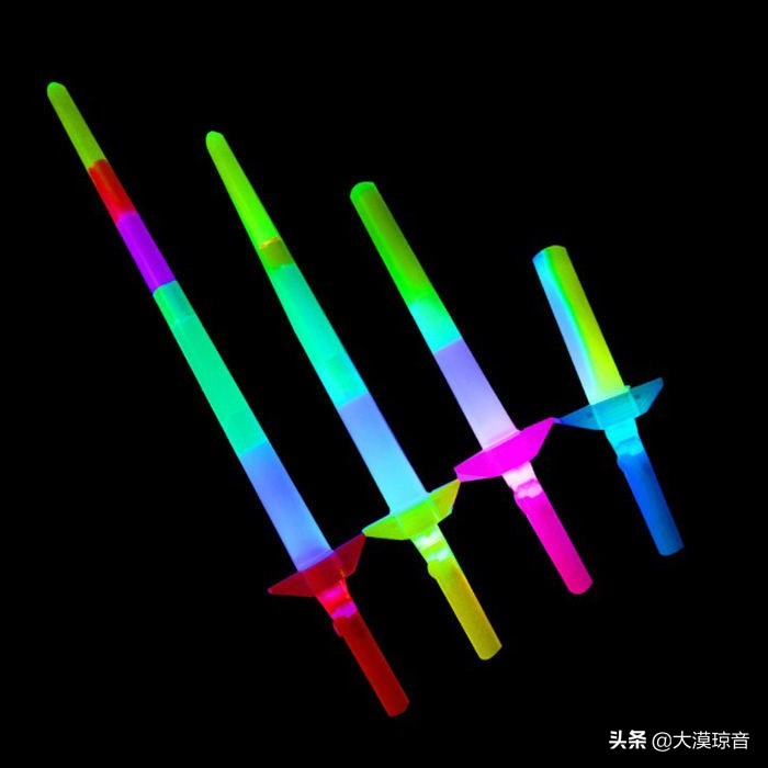 荧光棒里的液体真的会害孩子吗,玩荧光棒对眼睛的危害