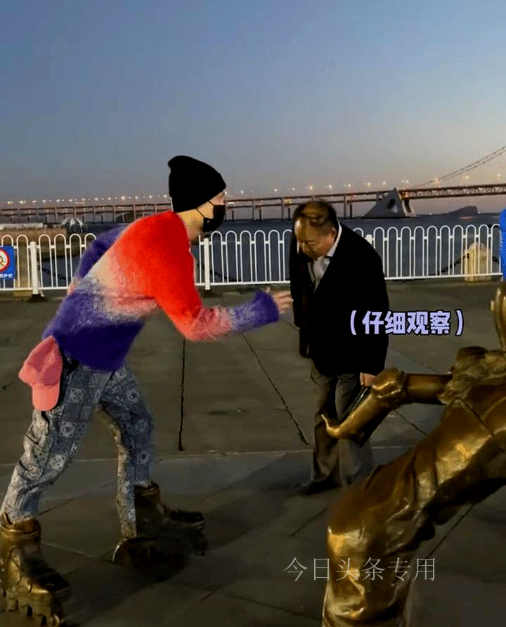 张艺兴装雕塑迷惑大爷,张艺兴装雕塑迷惑路人