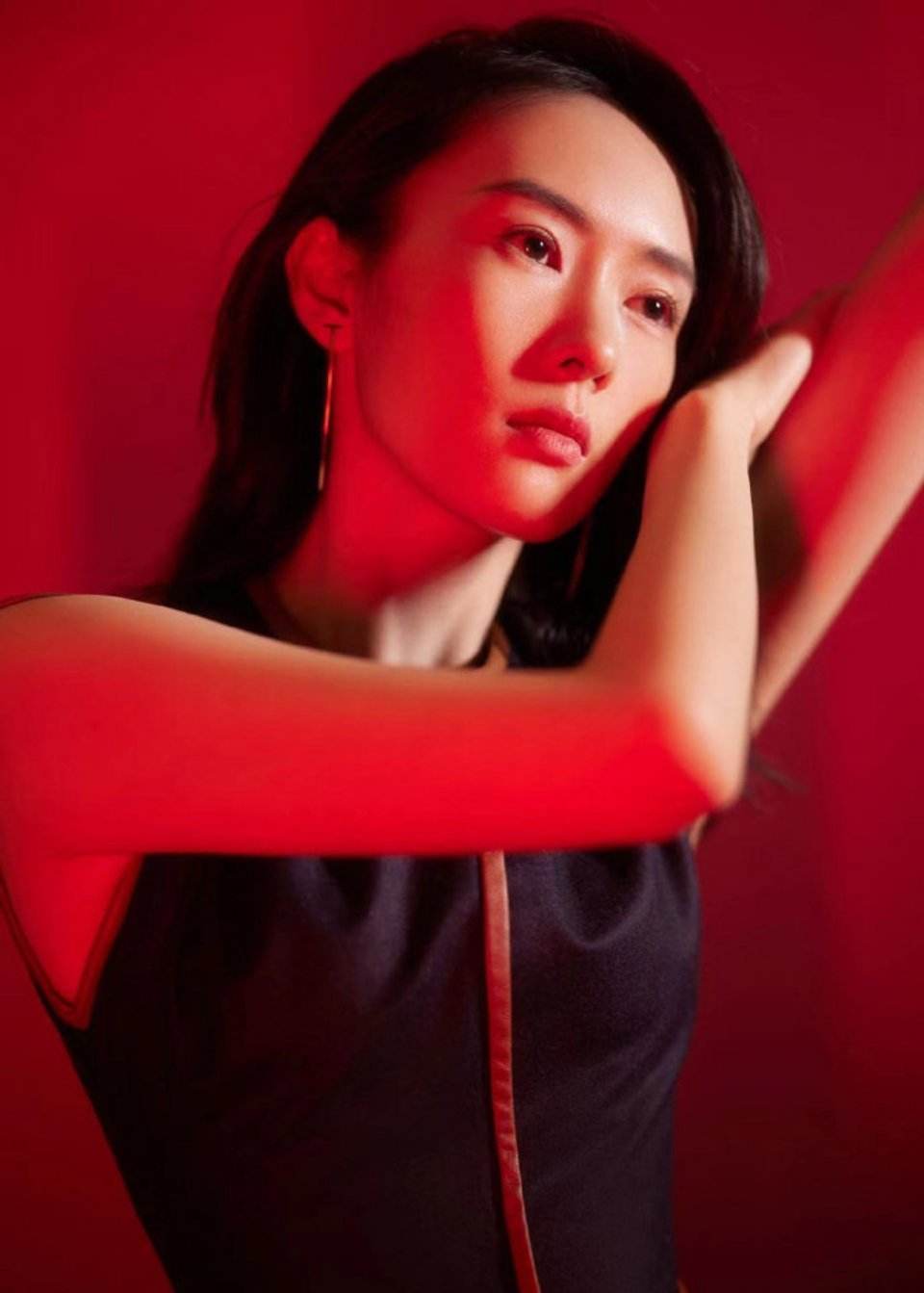 嫁人即翻身？从丑闻女主到逆袭视后，童谣身后的故事从没那么简单