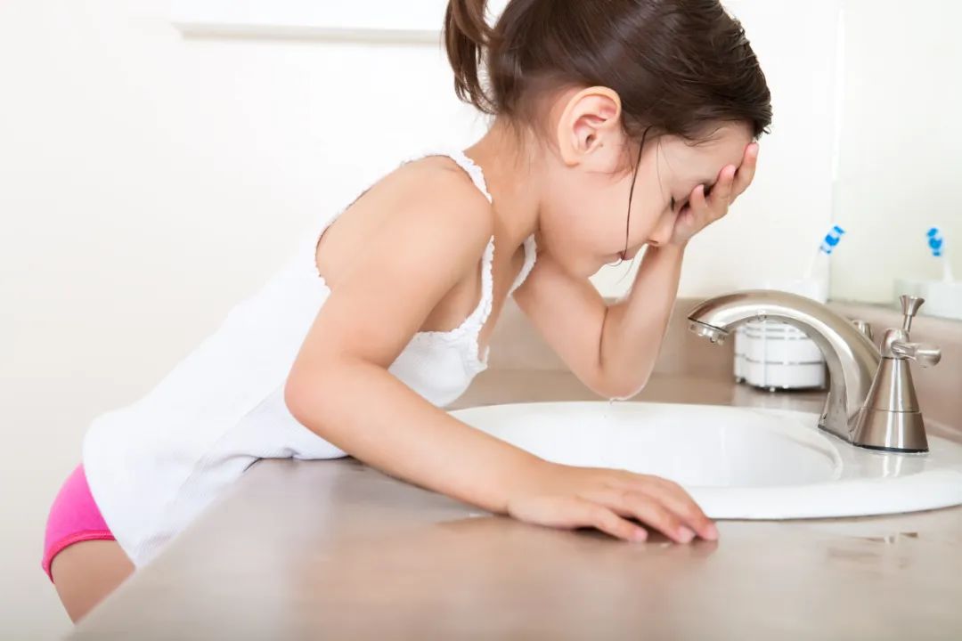 男童眼睛里出现活虫,八岁男孩右眼感染20条虫子