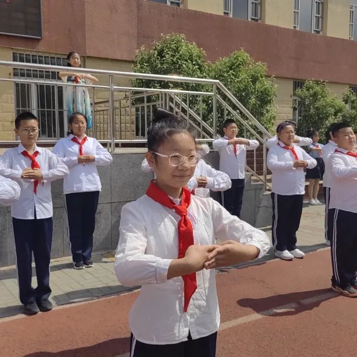 升旗仪式做文明有礼的儒雅少年,小学生文明有礼主题升旗仪式