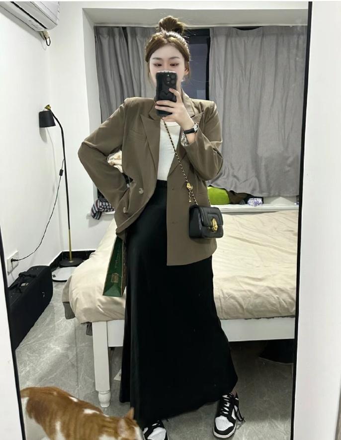 西装半身裙怎么穿显年轻活力,西装半身裙怎么穿更好看