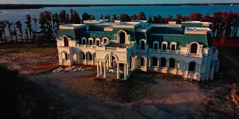 女程序员住8000㎡豪宅、花20年装修：我的成功，是嫁了个亿万富翁