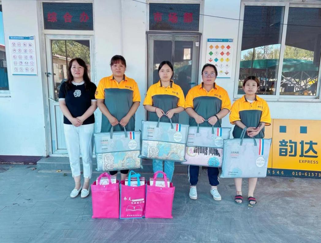 韵达快递小哥送快递,天津韵达网点